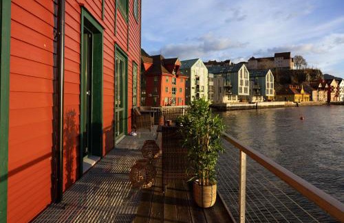 Sandviken Apartment | Heimby Homes - Balcony above the sea