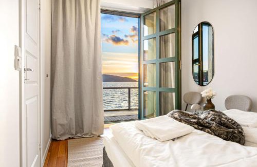 Sandviken Apartment | Heimby Homes - Balcony above the sea