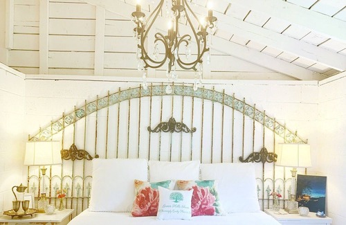 Cornelia Cottage | ❤️Helen, Ga! Perfectly Quirky Chandelier Cottage - 5 Stars Hurry! Book Now!