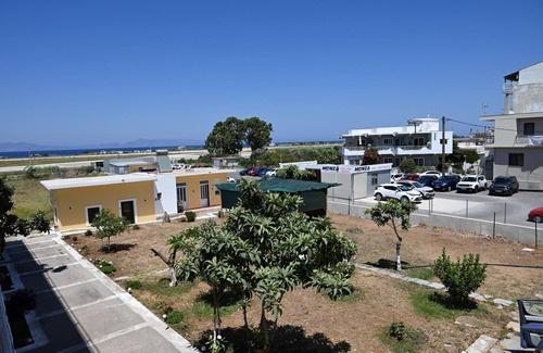 Paradisi Apartment | Helena Apartment with Sea View near Airport