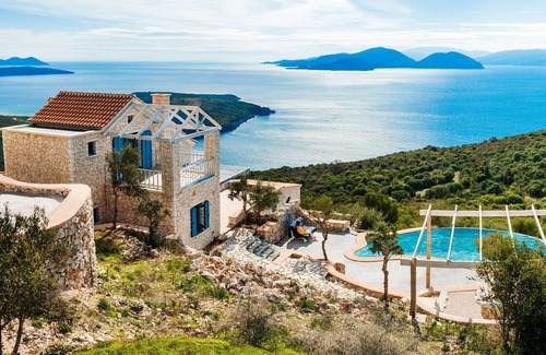 Evgiros Villa | Heliopetra Luxury Villa Lefkas- private pool with jacuzzi!