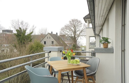 Eckernfoerde Apartment | Helle und Moderne Ferienwohnung mit Balkon, Direkt an der Ostsee