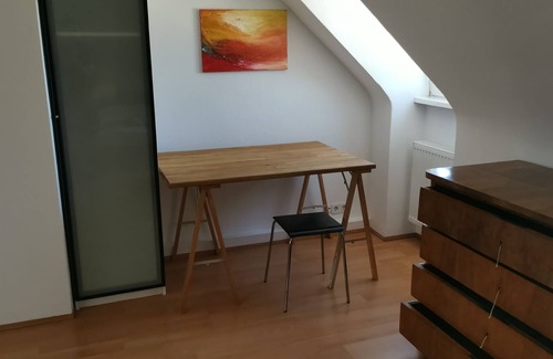 Stuttgart Apartment | Helle, Vollmöblierte 2-zimmer-dg-wohnung, Ruhig, Zentral, Wlan