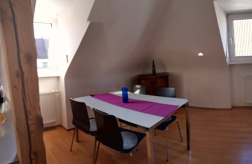 Stuttgart Apartment | Helle, Vollmöblierte 2-zimmer-dg-wohnung, Ruhig, Zentral, Wlan