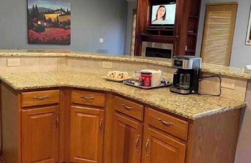 Urbandale House | Hello guests, welcome to our ranch house in a quiet neighborhood.