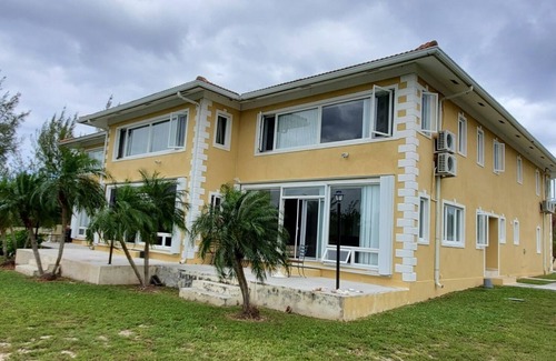 Bahamas Terrace House | Hello, your paradise found. Palm trees and ocean breeze!
