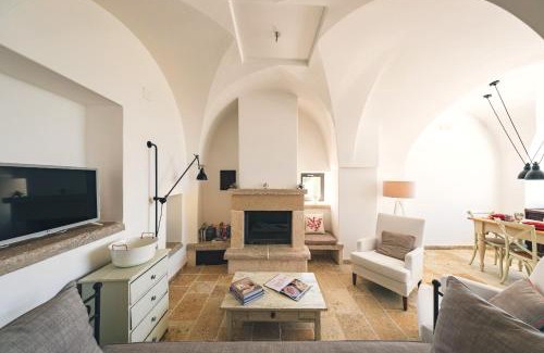 Cisternino Villa | HelloAPULIA - Masseria Minetta - Infinity Saltwater Pool & Scenic View