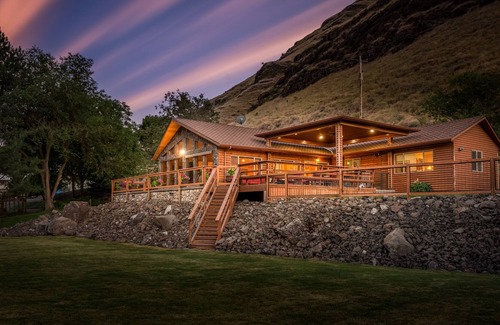 Anatone Cabin | Hells Gate Estate on the beautiful Snake River