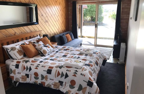 Hellyer Hotel | HELLYER SANDS fully self contained holiday house