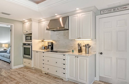 Bay Isle House | Hemingway House – Serene Siesta Key Getaway with Heated Pool, Pizza Oven