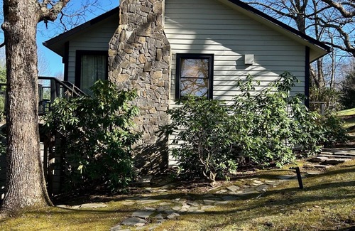 Scaly Mountain Cabin | Hemlock Cabin | Hot tub | Fireplace | 2 BR