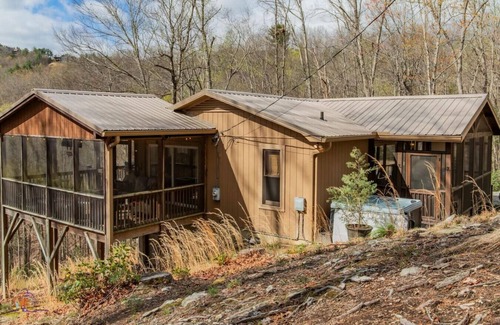 Deep Gap Cabin | Hemlock House|Sleeps 4|Views|Hot tub|2 Scrn Porche