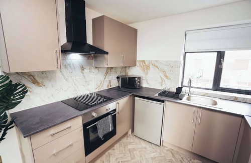 Barrow-on-Trent Apartment | Hen & Chickens Luxury Apt Free Parking | By DerBnB