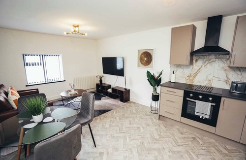 Barrow-on-Trent Apartment | Hen & Chickens Luxury Apt Free Parking | By DerBnB