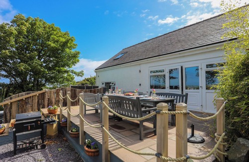 Cylch-Y-Garn Cottage | HEN GILFACH, family friendly, with hot tub in Llanfairyngnhornwy