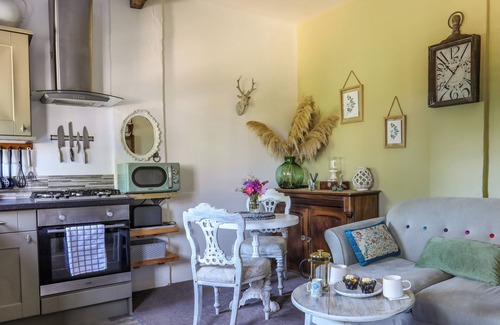 Cylch-Y-Garn Cottage | HEN GILFACH STABLE, romantic, with hot tub in Llanfairyngnhornwy