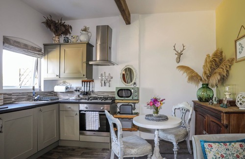 Cylch-Y-Garn Cottage | HEN GILFACH STABLE, romantic, with hot tub in Llanfairyngnhornwy