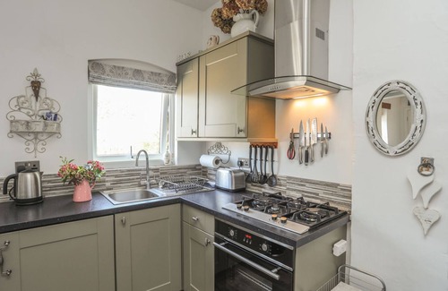 Cylch-Y-Garn Cottage | HEN GILFACH STABLE, romantic, with hot tub in Llanfairyngnhornwy