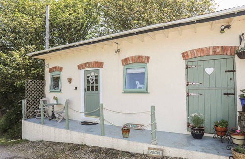 Cylch-Y-Garn Cottage | HEN GILFACH STABLE, romantic, with hot tub in Llanfairyngnhornwy