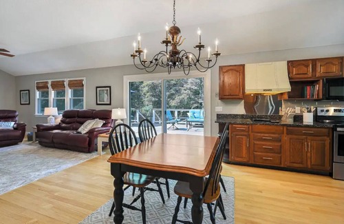 Hendersonville House | 🍁Hendersonville Hideaway 3 beds/3baths Sleeps 8. Fresh updates throughout. 🍁🍂