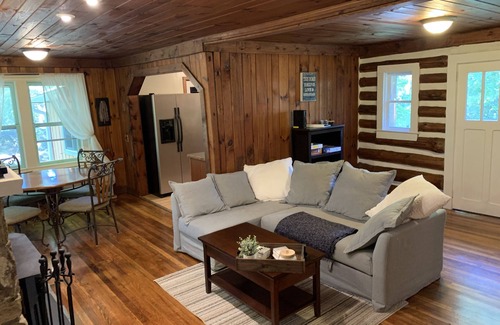 Hendersonville Cabin | HENDO HIDEAWAY