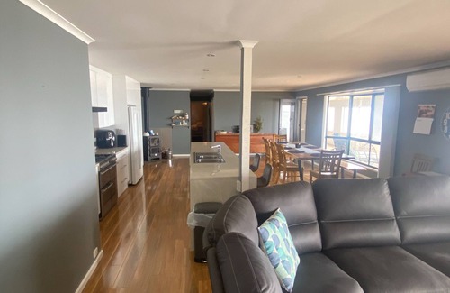Para Wurlie House | Hendys 346 - Absolute beachfront! Excellent sea views!