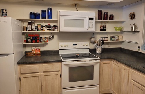 Clayton House | Henri's Place - Charming 1/1 near Downtown Clayton! Dog Friendly!