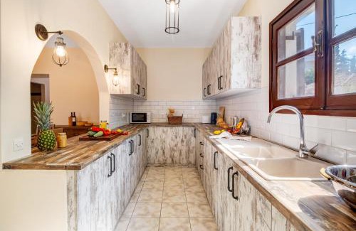 Nea Tirintha House | Herakles House - Close to ancient sites near Nafplio. Spacious. Equipped for all-year-round comfort.