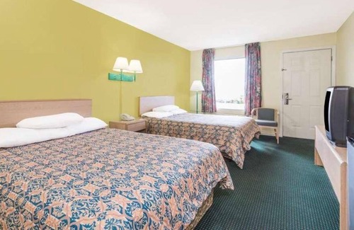 Berea House | Here's Something Exciting! Pet-friendly, Free Parking, WiFi