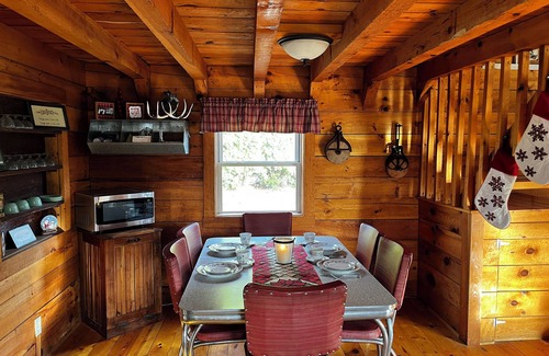 Chatfield Cabin | Heritage hideaway-Secluded Log Cabin