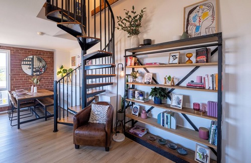 Brunswick West Apartment | Heritage Loft in Brunswick- city views, free secure parking + workspace
