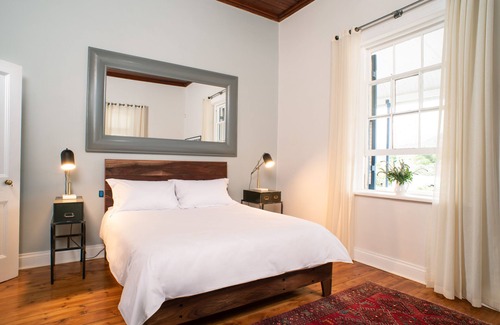 De Rust House | Heritage Property Sleeping 6 guests
