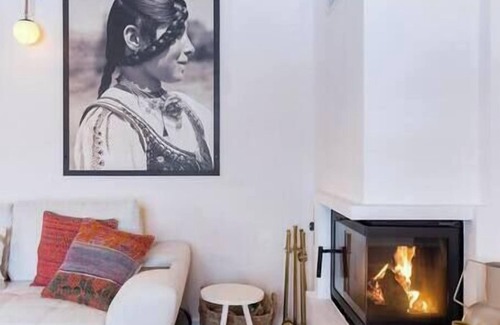 Bran Cabin | Heritage Villa Predelut - Fireplace and Baby Crib