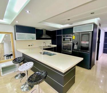 Lecheria Villa | Hermosa lujosa y moderna casa boté de 4 habitaciones con piscina