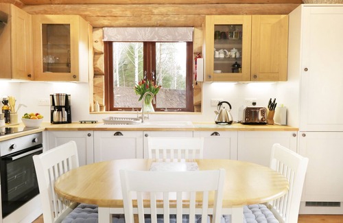 Inverness Cottage | HERON LODGE, pet friendly, with hot tub in North Kessock And Kilmuir