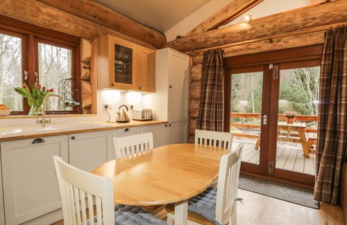 Inverness Cottage | HERON LODGE, pet friendly, with hot tub in North Kessock And Kilmuir