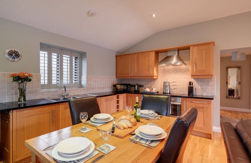 Exeter Cabin | Heron Lodge, South View Lodges - a lodge that sleeps 4 guests in 2 bedrooms