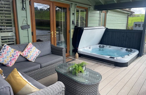 Exeter Cabin | Heron Lodge, South View Lodges - a lodge that sleeps 4 guests in 2 bedrooms