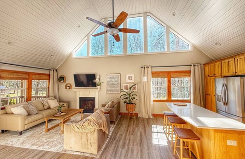 Sylva House | Heron's Loft! Beautiful 2-bedroom house in Sylva, above the Tuck and near WCU!