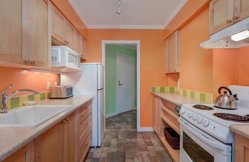 James Bay Condo | Heron's Nest-Bright and Airy Suite with Study, steps away from Downtown Victoria by Victoria Prime!