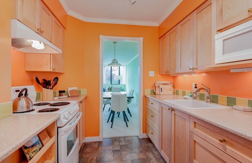James Bay Condo | Heron's Nest-Bright and Airy Suite with Study, steps away from Downtown Victoria by Victoria Prime!
