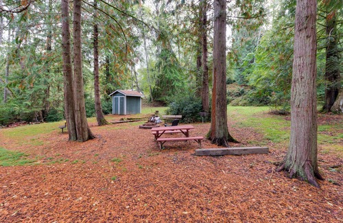 Lakebay Cabin | Herron Island Cabin w/Deck: Walk to Beach!