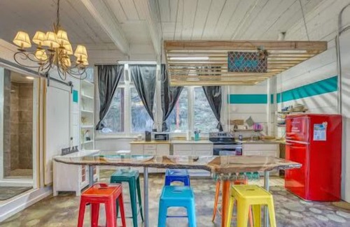 Eureka Springs Historic District House | HGTV feature Main St d’town! 3 cozy units, sleeps 16 w Private Bar + gameroom!