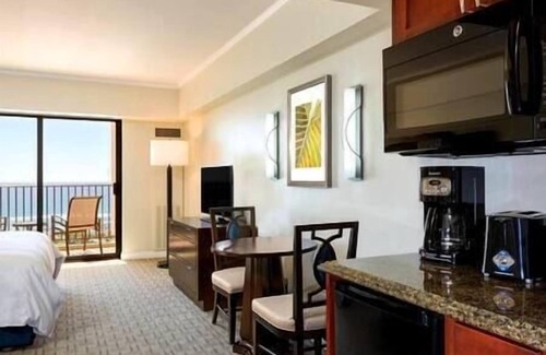 Waikiki Resort | HGVC Hawaiian Village Beachfront Resort & Spa, Hot Tub, Pool