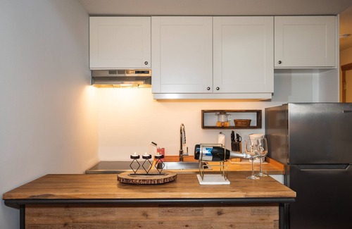 Whistler Creekside Apartment | ❄︎Hiatus Suite❄︎ | 1 BR 5 Min Walk to Creekside Gondola | Gorgeous Rustic Chic