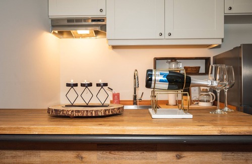 Whistler Creekside Apartment | ❄︎Hiatus Suite❄︎ | 1 BR 5 Min Walk to Creekside Gondola | Gorgeous Rustic Chic