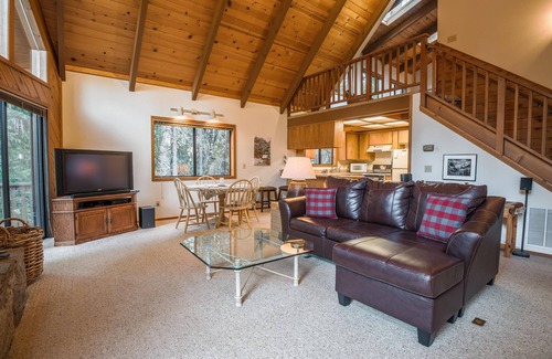 Arnold Cabin | Hibernation Hideaway ~ Pet Friendly w/ A/C!