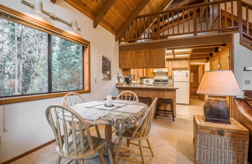 Arnold Cabin | Hibernation Hideaway ~ Pet Friendly w/ A/C!