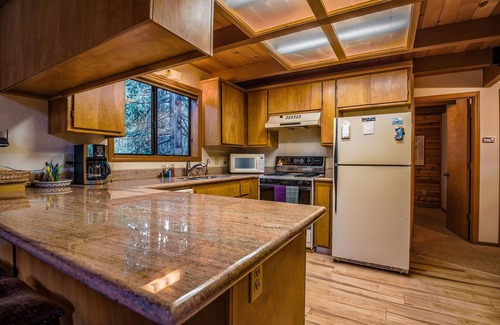Arnold Cabin | Hibernation Hideaway ~ Pet Friendly w/ A/C!