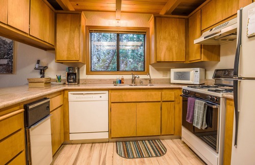 Arnold Cabin | Hibernation Hideaway ~ Pet Friendly w/ A/C!